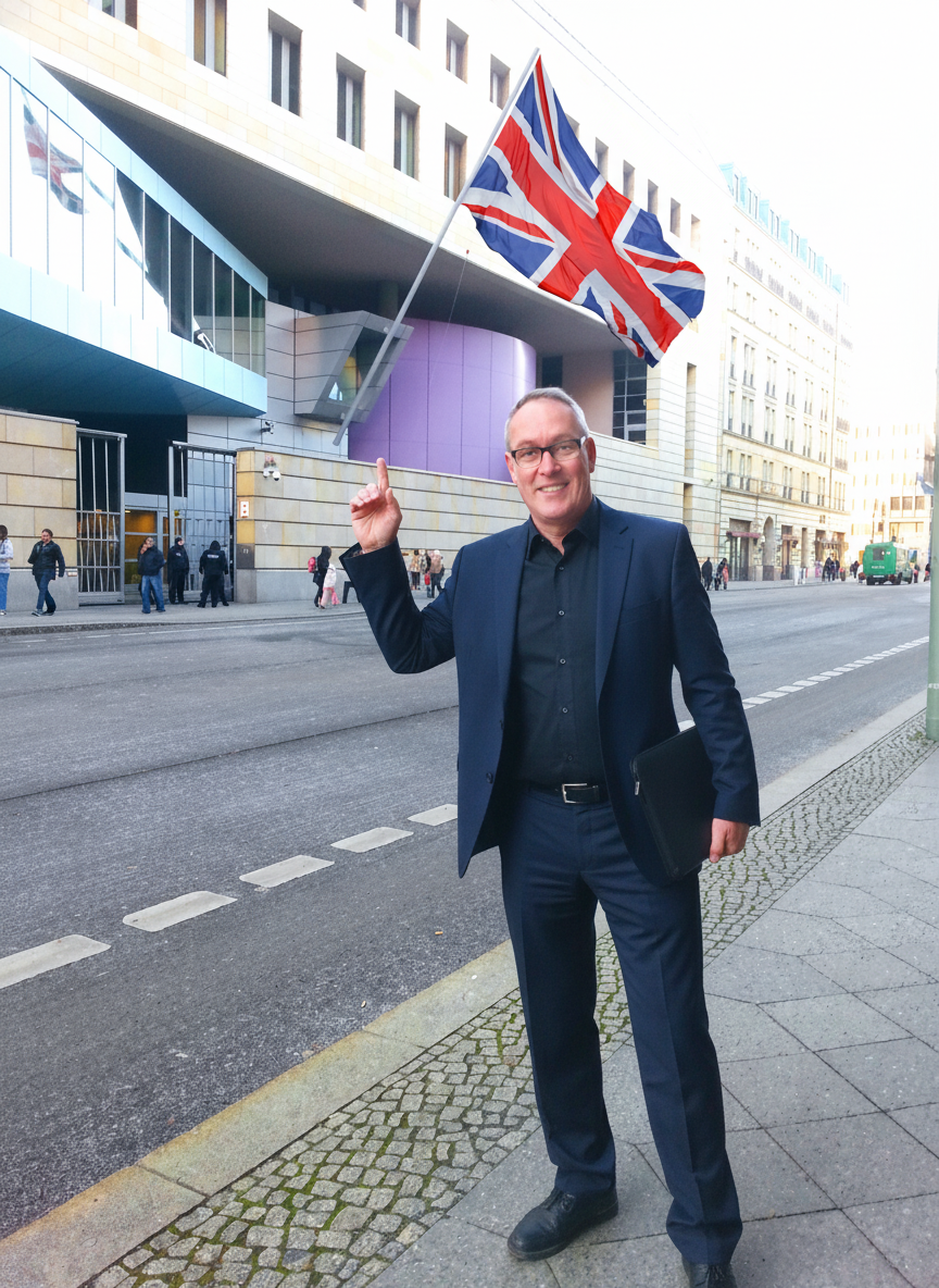 Ulrich Deickert vor Britischer Botschaft, Berlin