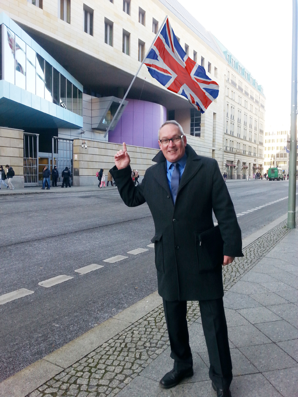 Ulrich Deickert vor Britischer Botschaft, Berlin